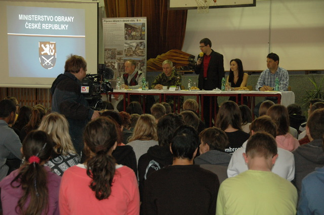 zacatku-programu-na-zs-unesco-se-ucastnil-nacelnik-stabu-7-mechanizovane-brigady-pan-plukovnik-c-gazda-a-poslanec-psp-cr-pan-a-seda.jpg